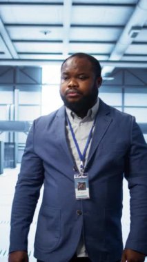 İleri teknoloji ile veri merkezini yöneten dikey video bilişim uzmanı, siber güvenlik ve verimli ağ yönetimi sağlıyor. Veri merkezini koruyan ve optimize eden sunucu odasında yönetici