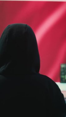 Çin bayrağı büyük ekranda gösterilen yüksek teknoloji ofisindeki dikey video hükümet bilgisayar korsanı, bilişim uzmanı siber casusluk ve suç faaliyetlerinde bulundu. Sahte haberler yaymak ve beyin yıkamak.