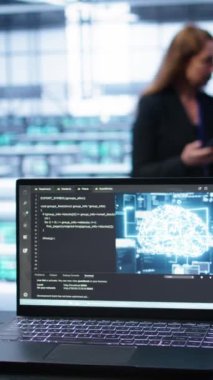Veritabanı kurumunda insan beyni simülasyonu yapan yapay zeka hesaplamalı dikey video dizüstü bilgisayar. Yapay zeka makinesi öğrenme algoritmalarını gösteren defterin yakın plan görüntüsü, kamera B