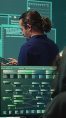 Dikey Video Neşeli Hackerlar ekibi ağ sistemlerine sızıyor, başarılarını kutluyor ve melez savaş faaliyetleri sırasında bir adım öne çıkıyorlar. Memnun uzmanlar veritabanını çalıyor