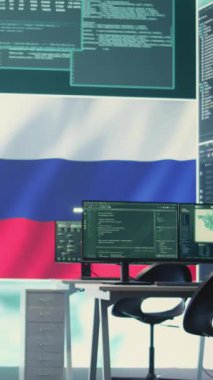 Dikey Devlet Sanal Operasyon Odası. Büyük ekranda Rus bayrağı var. Bilgi savaşı ve trollemeye odaklanıyor. Hackerların yanlış bilgilendirme ve kalabalıktaki rolünü vurgulamak