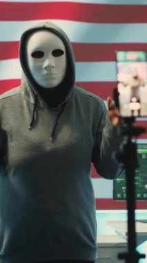 Anonim Maskeli Dikey Video Kişisi hükümet hackleme odasında istihbarat üzerinde çalışıyor, kendini kaydediyor ve büyük ekranda ABD bayrağı ile fidye istiyor. Siber savunma bilgileri