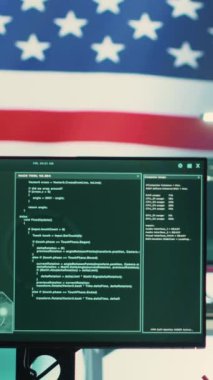 Dikey Video Boş Siber Güvenlik Merkezi 'nde Amerikan bayrağı var. Bilgi işlem, dijital güvenlik ve güvenli bilgisayar ve siber zeka için gelişmiş teknolojinin altını çizmek. Melez savaşı