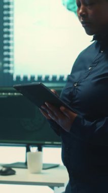 Yüksek teknoloji ofisindeki bilgisayar ağında çalışan ve veri güvenliği ve siber operasyonlara odaklanan dikey video hükümet hackerları. Siber suçlar, veri koruması ve tehdit tespiti güvenli