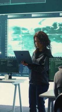 Dikey Video Hükümeti hackerları siber saldırıları şifreleri kırarak ve online güvenliği tehlikeye atarak gerçekleştiriyor. Uzmanlar dijital ağlara sızıp güvenlik protokollerini ihlal ediyorlar. Siber gözetim