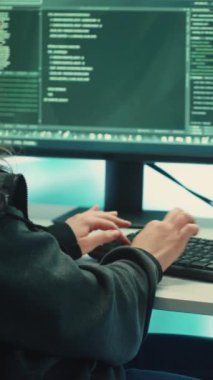 Dikey Video Siber İstihbarat Ekibi bilgisayar ağlarını ve hükümet casusluk sistemini korumak için ileri teknolojiyi kullanıyor. Siber terörizmle mücadele için siber güvenlik ve tehdit tespiti vurgulanıyor