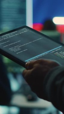 Dikey Video Kişi, Rus bayrağı altında çalışan devlet siber güvenlik odasında tablet kullanır. Siber tehditler savurmak, izinsiz giriş yapmak ve sahte haberler yaymak için sistemlere sızmak. Kapat
