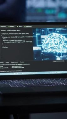 Veritabanı kurumunda insan beyni simülasyonu yapan yapay zeka hesaplamalı dikey video dizüstü bilgisayar. Yapay zeka makinesi öğrenme algoritmalarını gösteren defterin yakın çekim görüntüsü, kamera A