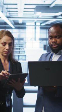 Veri merkezindeki dikey video yöneticisi, hatayı düzeltmek için hata kontrolü yapan çalışanları denetliyor. Platformları etkileyen ağ onarımını denetleyen sunucu çiftliği denetleyicisi