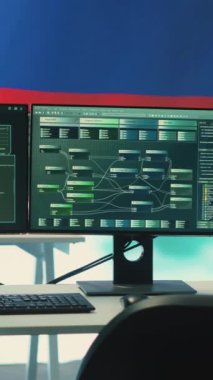Rus bayrağı ekranda dalgalanırken siber terörizm ve propaganda tehdidi içeren dikey video boş siber savunma odası. Rus hackerların sahte haber yayma faaliyetleri