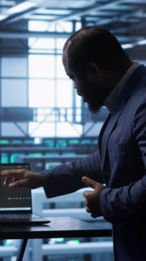 Veri merkezindeki mühendislerden oluşan dikey video ekibi problemleri çözmek için beyin fırtınası yapıyor ve hata kontrol araçları çalıştırıyor. Sunucu merkezindeki ekip çalışması platformları etkileyen ağ sorunları arıyor