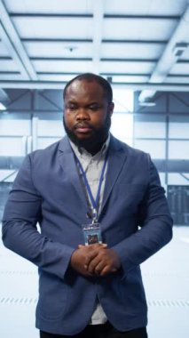 Veri merkezinde sunucu sıraları arasında yürüyen dikey video teknisyeni, yıllık altyapı denetimi yapıyor. Sunucu merkezindeki sistem yöneticisi süperbilgisayar izleme ekipmanı, kamera B