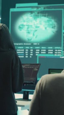 Yüksek teknoloji ofisindeki veritabanına ve sunuculara erişemeyen hükümet hackerlarından oluşan dikey video hayal kırıklığına uğramış bir ekip. Hibrit savaş şifrelerini çalmak için büyük ekranla çalışıyorlar. Hüsrana uğramış uzmanlar
