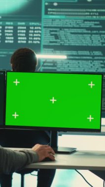 Siber gözetleme yapan hükümet hackerlarından oluşan dikey video ekibi izole edilmiş kopya uzay ekranına bakıyor. Uzman siber güvenlik önlemlerini ve yüksek teknolojili online güvenliği inceliyor.