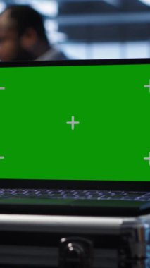 Veri merkezinde izole edilmiş, yazılım izleme hataları olan dikey video ekran dizüstü bilgisayar. Sunucu merkezindeki model defterini kapat Ağ sorunları için çalışma alanını kontrol et, Kamera A