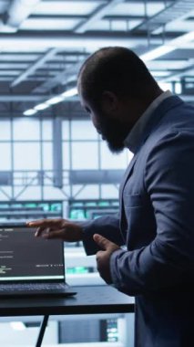 Veri merkezindeki mühendislerden oluşan dikey video ekibi problemleri çözmek için beyin fırtınası yapıyor ve hata kontrol araçları çalıştırıyor. Sunucu merkezindeki ekip çalışması platformları etkileyen ağ sorunları arıyor