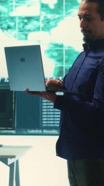 Dikey Video Hükümeti hackleme ekibi siber savaş taktikleri için şifreleri ve kişisel verileri çalmak için sahte saldırı başlattı. Bir grup bilişim uzmanı izleme odasındaki bir veritabanına girmeye çalışıyor