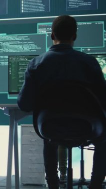 Yüksek teknolojili siber saldırılar ve dijital casusluk yoluyla hassas bilgileri hedef alan dikey video hackleme grubu. Ulusal güvenlik ve veri gizlilik sunucuları üzerinde çalışan bilişim uzmanları ekibi