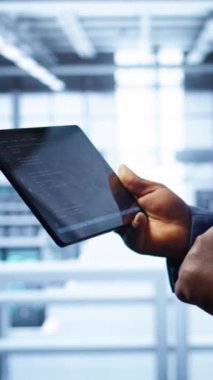 Yüksek teknolojili bir tesiste dikey video mühendisi, ağ sorunlarını yamamak için tablet kullanıyor ve yavaş veri aktarım oranlarına yol açıyor. Sunucuların performansını ve bağlantısını etkileyen işçi düzeltme hatalarını kapat