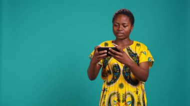 Kadın oyuncuların bilgisayar oyunları şampiyonluğunu kaybetmesi üzücü bir hayal kırıklığı, kaybettikleri siber spor yarışmalarından hoşnutsuzluk duyuyor. Genç bir kadın memnuniyetsiz ve olumsuz bir tepki veriyor. Kamera B.