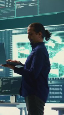 Dikey Video Hükümeti hackleme ekibi siber savaş taktikleri için şifreleri ve kişisel verileri çalmak için sahte saldırı başlattı. Bir grup bilişim uzmanı izleme odasındaki bir veritabanına girmeye çalışıyor