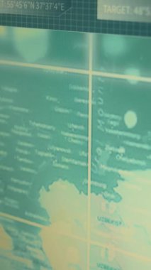 ABD bayrağı taşıyan dikey video hükümet güvenlik operasyon merkezi. Siber tehdit analizi, güvenli operasyonlar ve siber güvenliği sağlamak için dijital adli tıbba odaklanın. Kamera.