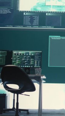 Bilgisayarları ve yazılım ekranları olan dikey video boş devlet siber güvenlik odası. Siber saldırıları önlemek için ağ güvenliği, siber savunma ve istihbarat toplama üzerinde duruluyor.