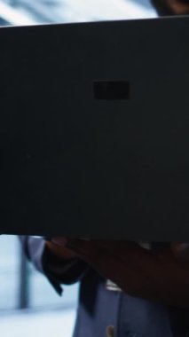 Sunucu merkezindeki dikey video teknisyeni, yavaş veri transfer oranlarına yol açan ağ sorunlarını çözmek için dizüstü bilgisayar kullanıyor. Bilgi işlem uzmanının süper bilgisayarları etkileyen hataları düzeltme işini kapat