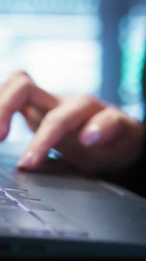 Sunucu merkezindeki dikey video programcısı dizüstü bilgisayardaki kurtarma planını kontrol ediyor, ana bilgisayarlardaki enerji tüketimini izliyor. Veri merkezinde dizüstü bilgisayar kullanan çalışanın kapatılması, sondaj ekipmanlarının