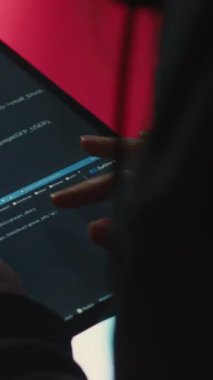 Dikey Video Çinli hacker, hükümetin siber operasyonlar ofisinde melez savaş ve politik manipülasyon üzerinde çalışmak için bir tablet kullanıyor. Komünizm için manipülasyon ve propaganda