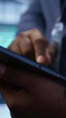 Dikey video yazılım geliştiricisi, veri merkezi ekipman ömrünü uzatmak için tablet kullanarak yıllık bakım yapıyor. Sunucu merkezi izleme sunucu altyapısında çalışan işçilerin aşırı yakınlaşması