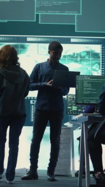 Vertical Video Hükümeti hackerları ulusal veritabanı sunucularını inceledikten sonra siber saldırı simülasyonu yapıyorlar. Bilgi işleme uzmanları fidye yazılımına karşı veri ihlali önleme üzerinde çalışıyor. Kamera.