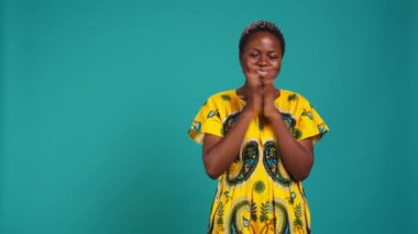 Neşeli genç bir kadın bir şeyden memnun ve memnun hissediyor ellerini çırpıyor ve iyimser duygular gösteriyor. Geleneksel etnik kıyafetleri olan mutlu bir insan. Kamera B.