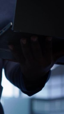 Veri merkezindeki dikey video yönetimi sistem tanılama testleri ve sorun çözmek için dizüstü bilgisayardaki hata kontrol araçlarını çalıştırır. Platformların performansını etkileyen ağ sorunları arayan işçilerin yakın çekim görüntüleri