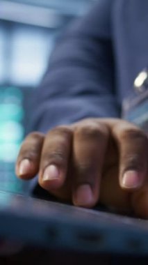 Veri merkezindeki dikey video yönetimi sistem tanılama testleri ve sorun çözmek için dizüstü bilgisayardaki hata kontrol araçlarını çalıştırır. Platformların performansını etkileyen ağ sorunları arayan işçilerin yakın çekim görüntüleri