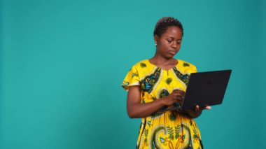 Stüdyoda internet sayfalarında gezinen serbest çalışan genç bir kadın internete bağlı cihazlar hakkında bilgi topluyor. Alımlı geleneksel kız taşınabilir bilgisayar taşıyor. Kamera B.