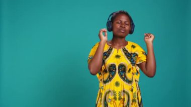 Kaygısız, rahat bir kadın stüdyoda müzik dinliyor ve dans ediyor, yeni bir müzik listesiyle eğleniyor. Neşeli iyimser insan, müzik kulaklığında radyo şarkılarının keyfini çıkarıyor. Kamera B.