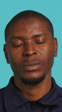 Güvenlik görevlisinin iş yerinde esnediği, failleri alıkoyduğu, yorgun hissettiği dikey video görüntüleri. Devriye polisi uzun gece vardiyasından sonra yorgun hissediyor.