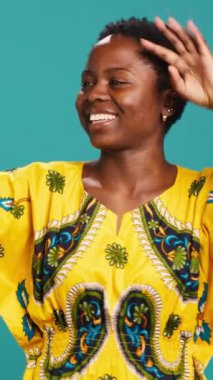 Dikey Video Kadın Modeli Stüdyoda heyecanlı ve mutlu, özgüvenle fotoğraf çekiyor ve akıllı telefonuyla iyi titreşimler alıyor. Portreler için kendini fotoğraflayan genç bir kadın. Kamera.