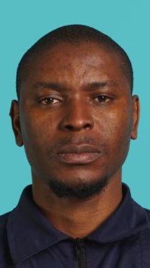 Güvenlik görevlisi el sallarken, ziyaretçilerle arkadaş olurken çekilmiş dikey video görüntüsü. Devriye görevlileri davranış kurallarına uyar, insanları selamlar, stüdyo arka planında izole edilmiş, kamera A