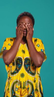 Dikey Videodaki hasta, yorgunluk ve stresten kaynaklanan migren ağrısıyla uğraşır. Kendini perişan hisseder ve acı çekmekten endişelenir. Genç sıkıntılı kız baş ağrısı ve grip belirtileri gösteriyor, hasta kadın. Kamera B.