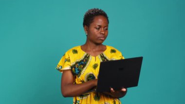 Stüdyoda internet sayfalarında gezinen serbest çalışan genç bir kadın internete bağlı cihazlar hakkında bilgi topluyor. Alımlı geleneksel kız taşınabilir bilgisayar taşıyor. Kamera A.