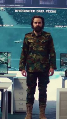 Dikey Video Teğmeni, Tümgeneral 'in önünde saygınlığını ve onurunu gösteren resmi selam sembolünü gösteriyor. Kamuflaj üniformalı ordu mensubu yüksek rütbeli subayları selamlıyor.