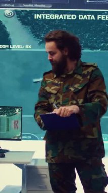 Dikey Video Subayı düşman hareketlerini tahmin etmek ve stratejileri buna göre ayarlamak için istihbarat raporlarını analiz eder. Komutanlara kritik güncellemeler sağlamak için gerçek zamanlı savaş alanı verileri izleniyor