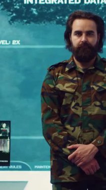 Vertical Video Çavuşu albaya ve yüksek rütbeli subaylara saygılarını sunar. Komuta merkezinde istihbarat, gurur ve görev merkezinde çalışırken yüzbaşıları selamlar.