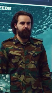 Dikey Video Teğmeni, Tümgeneral 'in önünde saygınlığını ve onurunu gösteren resmi selam sembolünü gösteriyor. Kamuflaj üniformalı ordu mensubu yüksek rütbeli subayları selamlıyor.