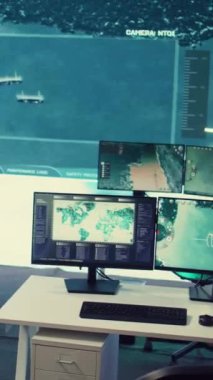Vertical Video Boş Ulusal Gizli Servis Operasyon Odası güvenlik uyarılarını takip etmek için kullanılıyor. Federal bir teşkilat merkezi için yüksek teknoloji ekipmanı. Geniş ekranlı ordu komuta merkezi.