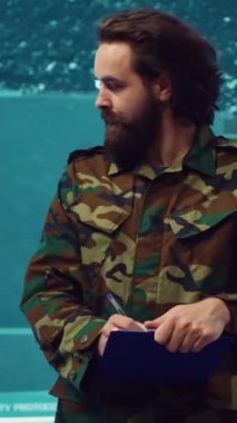 Dikey Video Ordusu generali düşman mevzilerini belirlemek için uydu görüntülerini yönetir ve yorumlar. Deniz Piyade Subayı, düşman gemilerinin yörüngeleri ve ulusal güvenlik hakkında notlar alıyor.