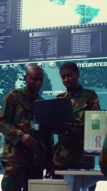 Dikey Video Sinyal Destek Sistemi uzmanları askeri komuta merkezinde savaş alanı verileri ve terminal cihazlarıyla çalışıyorlar. Keşif operatörleri CCTV radarında düşman savaş gemilerini hedef alıyor. Kamera B.