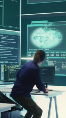 Dikey Video Hükümeti hackerları siber tehditlere karşı korunmak için gelişmiş yazılım kullanıyorlar, ekip halinde çalışıyorlar. Siber güvenlik, veri ve ağ koruması uzmanları yüksek teknolojide güçlerini birleştirdi